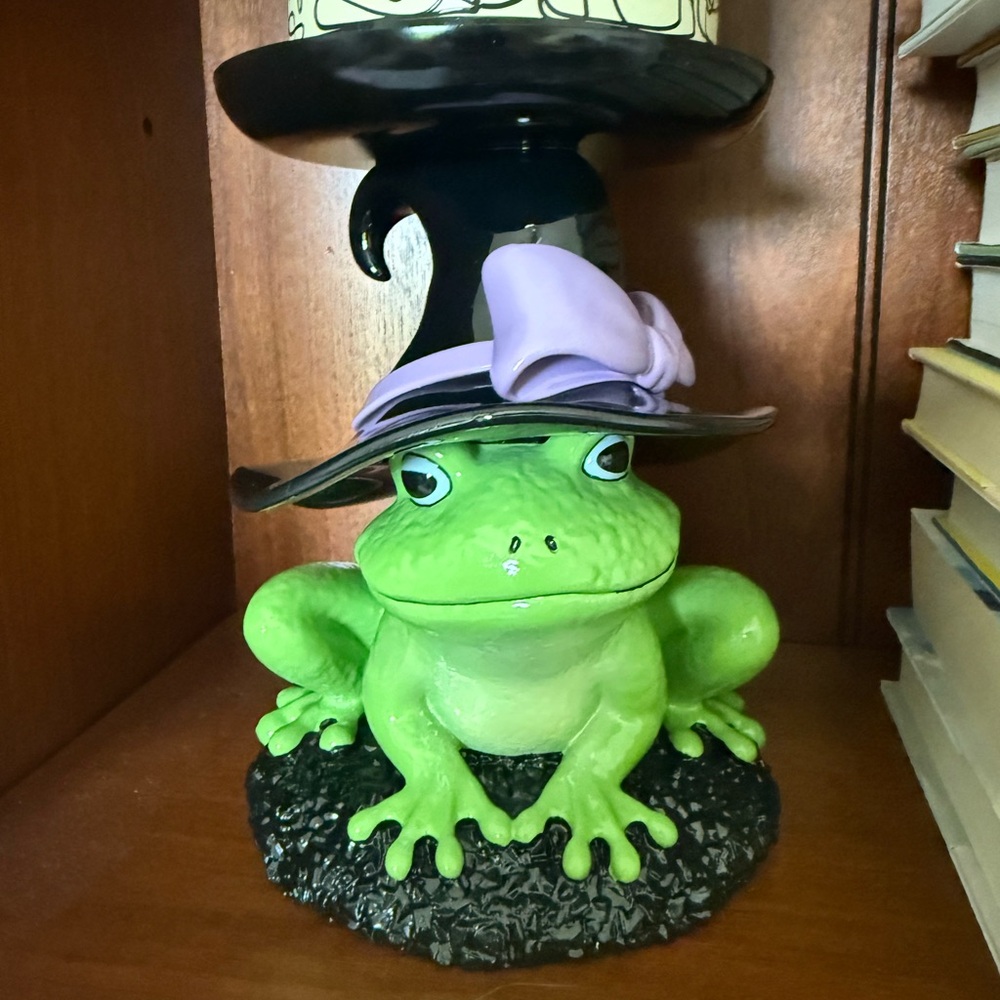 Bath & Body Works Green Frog with witches Hat & purple bow 3-wick candle holder